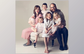 Download <span class='badge badge-warning'>Meg</span> Bitton — Newborn Studio: Family Posing